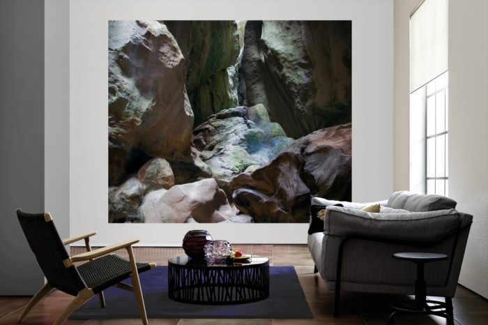 Die Fototapete Felswand in einer Höhle als große Bildtapete im Wohnzimmer. Als Bildtapete ist die Fototapete Felswand in einer Höhle ein besonderes Highlight auf Vliestapete.
