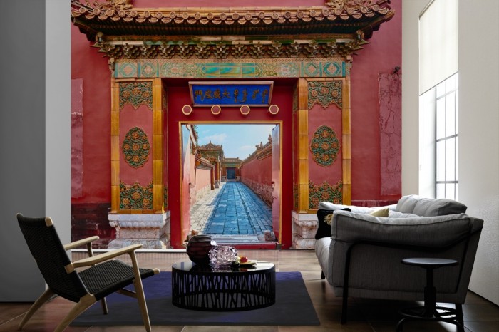 Im Wohnzimmer die Fototapete Verbotene Stadt, Peking in China auf einer großen Wand tapeziert. Die Fototapete Verbotene Stadt, Peking in China ist als Vlies-Fototapete im Wohnzimmer leicht zu tapezieren.