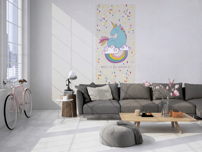 Das Design-Fotopanel blaues Einhorn auf weißen Wolken tapeziert in einem Loft. Bestelle die Bildtapete für Deine Wand online.