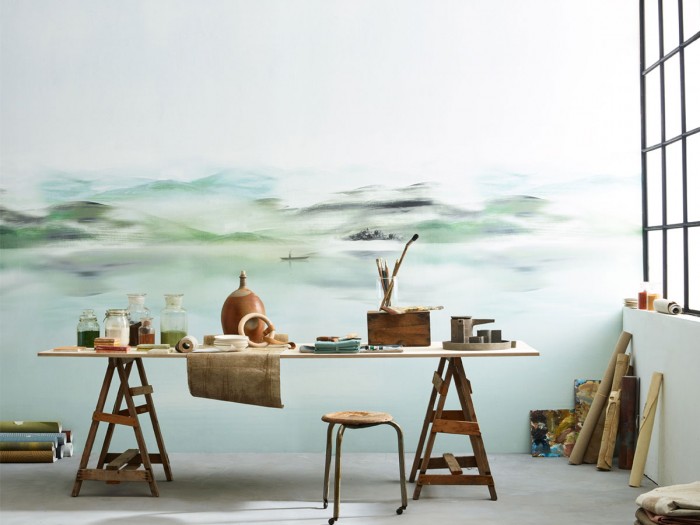 Die grüne Designtapete Silence Boat Wallpaper mit einer Berglandschaft.