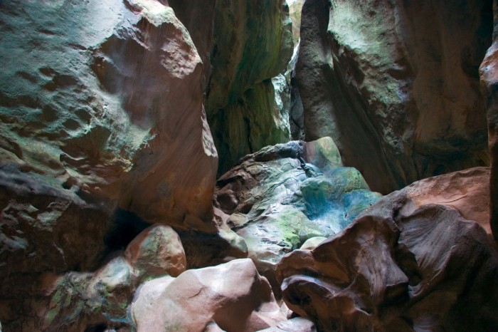 Die Fototapete Felswand in einer Höhle, eine Vlies-Fototapete bei Livingwalls Cologne online kaufen. Die Fototapete Felswand in einer Höhle ist eine Fototapete auf Maß.