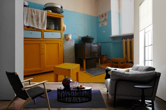 Im Wohnzimmer die Fototapete Küche der 50er Jahre auf einer großen Wand tapeziert. Die Fototapete Küche der 50er Jahre ist als Vlies-Fototapete im Wohnzimmer leicht zu tapezieren.