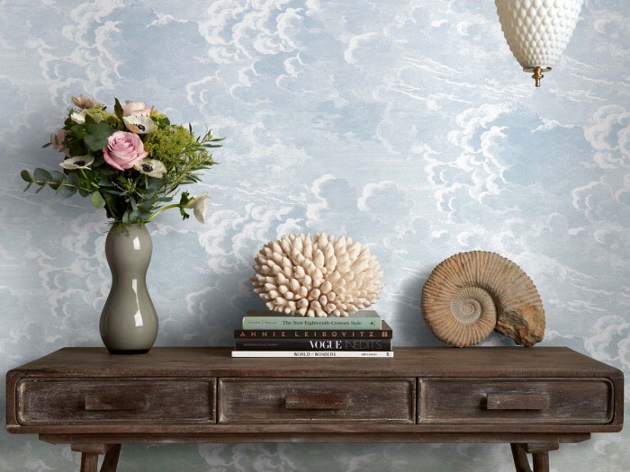 Die Fornasetti Tapete 114/3006 Nuvole al Tramonto auf einer Wand tapeziert