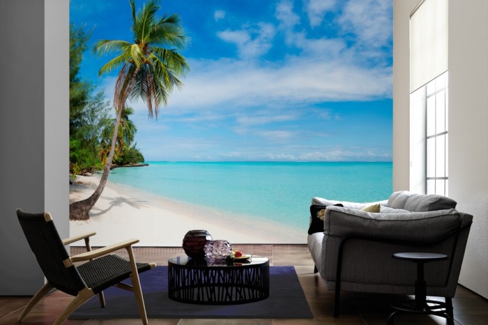 Im Wohnzimmer die Fototapete Strand in der Karibik auf einer großen Wand tapeziert. Die Fototapete Strand in der Karibik ist als Vlies-Fototapete im Wohnzimmer leicht zu tapezieren.