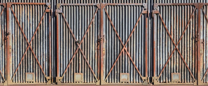 Die Fototapete Rost Wand, Containertüren, eine Vlies-Fototapete bei Livingwalls Cologne online kaufen. Die Fototapete Rost Wand, Containertüren ist eine Fototapete auf Maß.