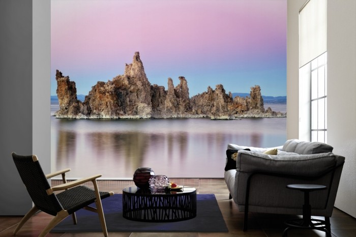 Im Wohnzimmer die Fototapete Felsen im Meer der Normandie, Frankreich auf einer großen Wand tapeziert. Die Fototapete Felsen im Meer der Normandie, Frankreich ist als Vlies-Fototapete im Wohnzimmer leicht zu tapezieren.