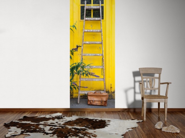 Ein Foto von dem 3D-Fotopanel Gelbe Tür im Innenhof tapeziert an der Wand. Bestelle Deine Bildtapete online.