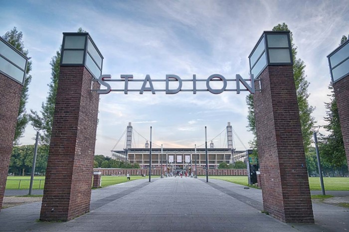 Die Fototapete Köln Stadion Eingang FC Köln, eine Vlies-Fototapete bei Livingwalls Cologne online kaufen. Die Fototapete Köln Stadion Eingang FC Köln ist eine Fototapete auf Maß.