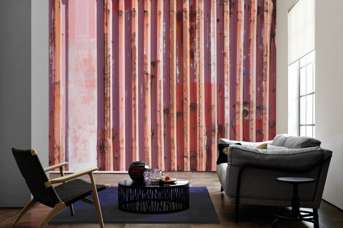 Im Wohnzimmer die Fototapete Rost Wand, roter Container auf einer großen Wand tapeziert. Die Fototapete Rost Wand, roter Container ist als Vlies-Fototapete im Wohnzimmer leicht zu tapezieren.