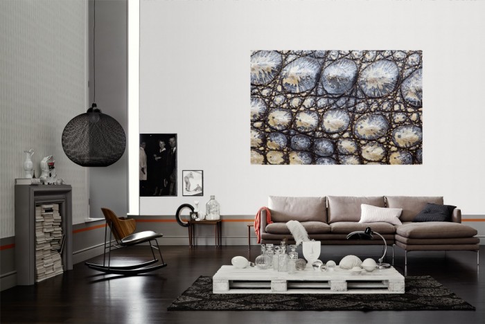 Die Fototapete Krokodilhaut als Wandbild im Wohnzimmer. Die Vlies-Fototapete Krokodilhaut verschönert als Wandbild Deine Wand.