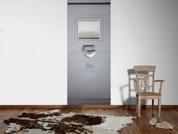 Ein Foto von dem 3D Fotopanel Flugzeugtür tapeziert an der Wand. Bestelle Deine Bildtapete online.