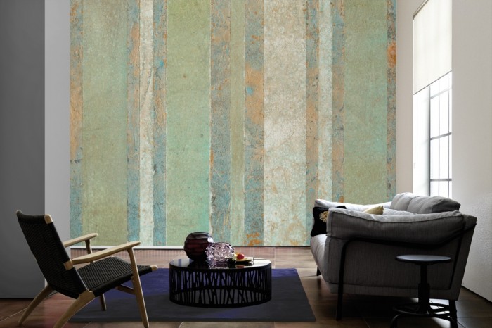 Im Wohnzimmer die Fototapete Vintage Wand aus altem Papier auf einer großen Wand tapeziert. Die Fototapete Vintage Wand aus altem Papier ist als Vlies-Fototapete im Wohnzimmer leicht zu tapezieren.