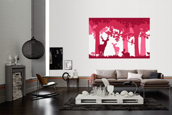 Die Design-Fototapete Märchenwald Pink-Rot, Artwork als Wandbild im Wohnzimmer. Die Vlies-Design-Fototapete Märchenwald Pink-Rot, Artwork verschönert als Wandbild Deine Wand.