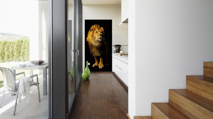 Ein Foto von dem 3D-Fotopanel Löwe mit schwarzem Hintergrund tapeziert in der Küche. Bestelle Deine Bildtapete online.