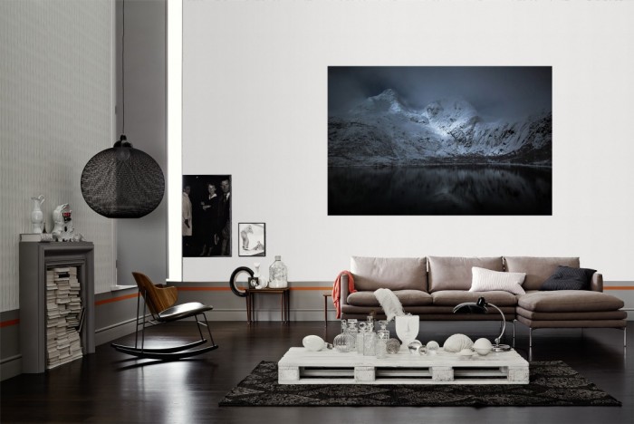Die Fototapete Berge der Lofoten bei Nacht, Norwegen als Wandbild im Wohnzimmer. Die Vlies-Fototapete Berge der Lofoten bei Nacht, Norwegen verschönert als Wandbild Deine Wand.