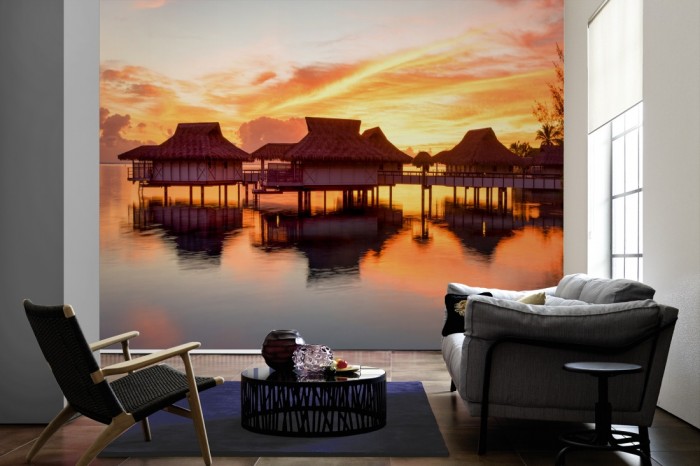 Im Wohnzimmer die Fototapete Sonnenuntergang auf Bora Bora auf einer großen Wand tapeziert. Die Fototapete Sonnenuntergang auf Bora Bora ist als Vlies-Fototapete im Wohnzimmer leicht zu tapezieren.