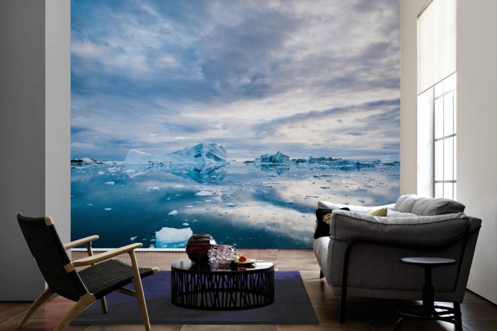 Im Wohnzimmer die Fototapete Eisschollen im Meer auf einer großen Wand tapeziert. Die Fototapete Eisschollen im Meer ist als Vlies-Fototapete im Wohnzimmer leicht zu tapezieren.