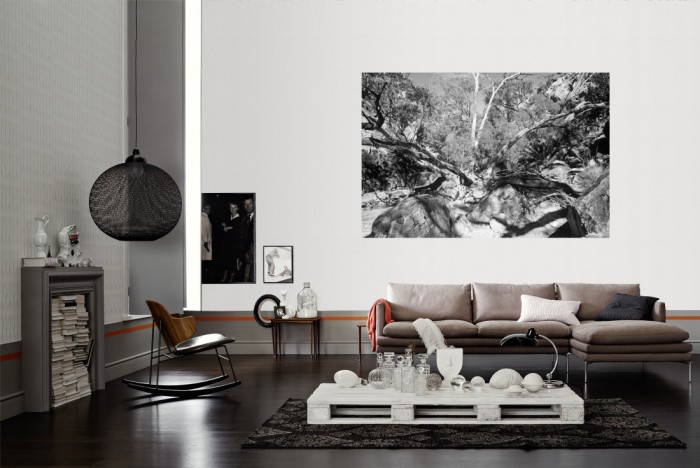 Die Fototapete Steininsel, schwarz-weiß als Wandbild im Wohnzimmer. Die Vlies-Fototapete Steininsel, schwarz-weiß verschönert als Wandbild Deine Wand.