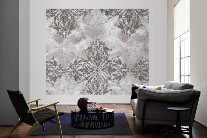 Die Designtapete Barock Ornament, Vintage Grau als große Bildtapete im Wohnzimmer. Als Bildtapete ist die Designtapete Barock Ornament, Vintage Grau ein besonderes Highlight auf Vliestapete.