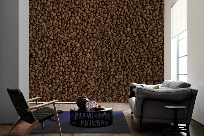 Im Wohnzimmer die Fototapete Kaffeebohnen auf einer großen Wand tapeziert. Die Fototapete Kaffeebohnen ist als Vlies-Fototapete im Wohnzimmer leicht zu tapezieren.
