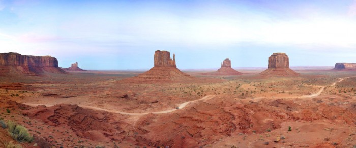 Die Fototapete Monument Valley in Utah, USA, eine Vlies-Fototapete bei Livingwalls Cologne online kaufen. Die Fototapete Monument Valley in Utah, USA ist eine Fototapete auf Maß.
