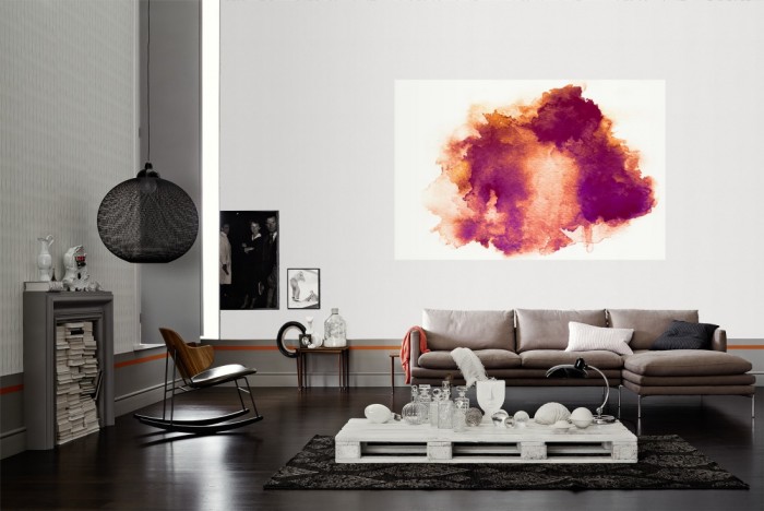 Die Design-Fototapete Verlauf der Wasserfarbe in Rot als Wandbild im Wohnzimmer. Die Vlies-Design-Fototapete Verlauf der Wasserfarbe in Rot verschönert als Wandbild Deine Wand.