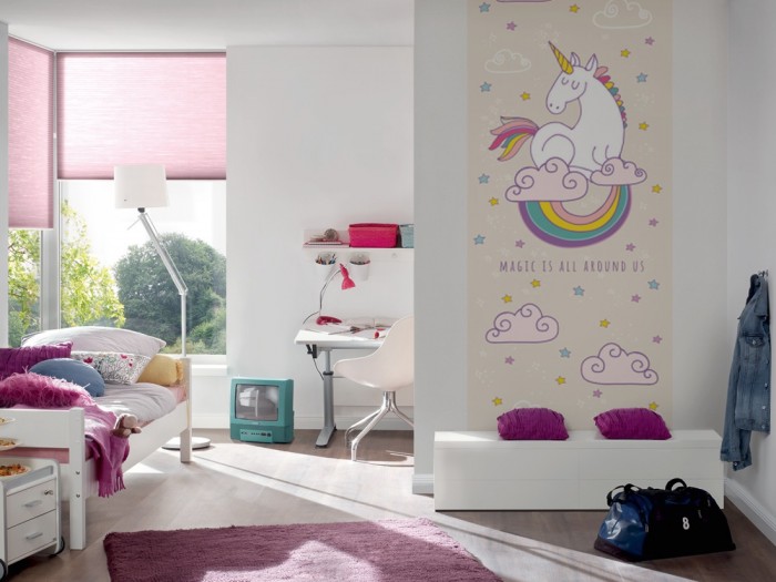Ein Foto von dem Design-Fotopanel Einhorn auf rosa Wolken tapeziert im Kinderzimmer. Bestelle Deine Bildtapete online.
