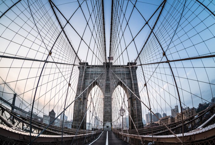 Die Fototapete Brooklyn Bridge in New York, Manhattan, eine Vlies-Fototapete bei Livingwalls Cologne online kaufen. Die Fototapete Brooklyn Bridge in New York, Manhattan ist eine Fototapete auf Maß.