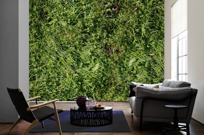 Im Wohnzimmer die Fototapete Grünes Gras auf einer großen Wand tapeziert. Die Fototapete Grünes Gras ist als Vlies-Fototapete im Wohnzimmer leicht zu tapezieren.