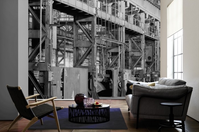 Im Wohnzimmer die Fototapete Industriegebäude, schwarz-weiß auf einer großen Wand tapeziert. Die Fototapete Industriegebäude, schwarz-weiß ist als Vlies-Fototapete im Wohnzimmer leicht zu tapezieren.