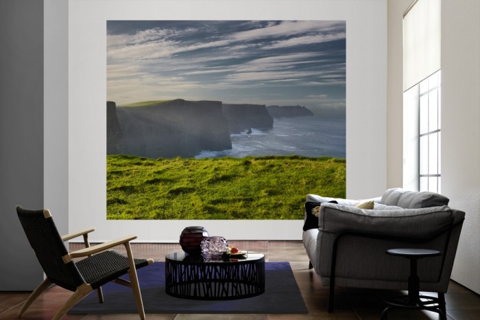 Die Fototapete Irlands grüne Küste, Cliffs of Moher als große Bildtapete im Wohnzimmer. Als Bildtapete ist die Fototapete Irlands grüne Küste, Cliffs of Moher ein besonderes Highlight auf Vliestapete.