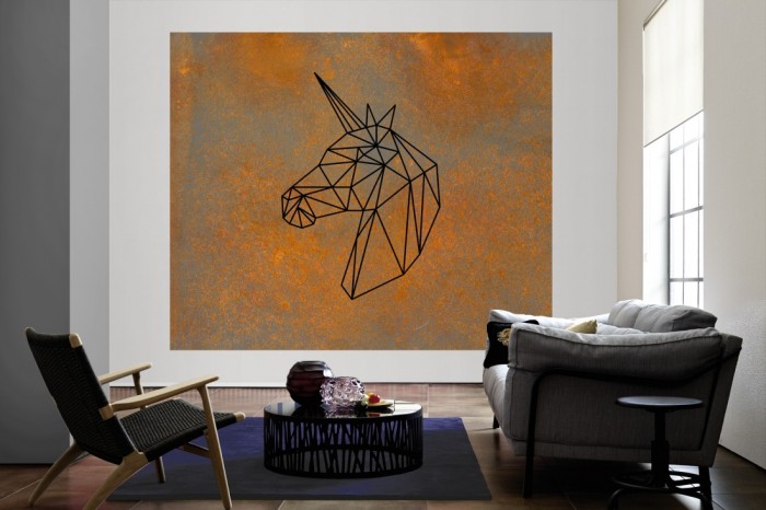 Die Fototapete Einhorn Design auf Rost Tapete als große Bildtapete im Wohnzimmer. Als Bildtapete ist die Fototapete Einhorn Design auf Rost Tapete ein besonderes Highlight auf Vliestapete.