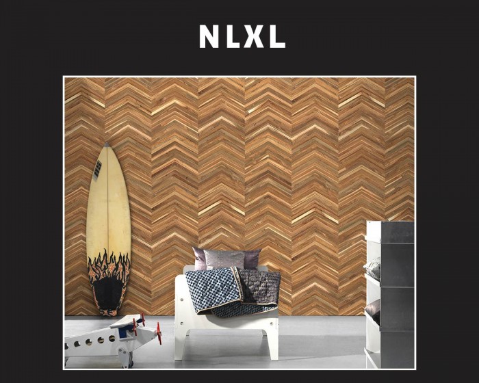 Die NLXL Tapete TIM-06 Timber Strips von Piet Hein Eek tapeziert an einer Wand.