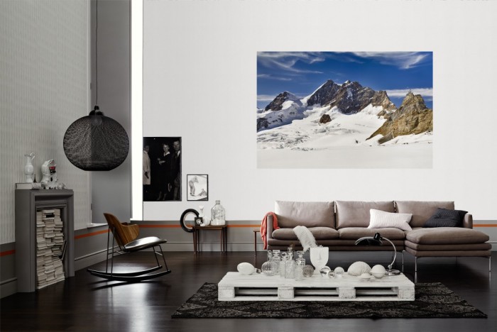 Die Fototapete Bergspitze im Schnee, Jungfraujoch Schweiz als Wandbild im Wohnzimmer. Die Vlies-Fototapete Bergspitze im Schnee, Jungfraujoch Schweiz verschönert als Wandbild Deine Wand.