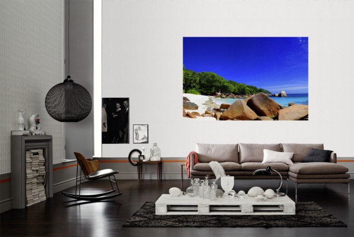 Die Fototapete Strand der Seychellen als Wandbild im Wohnzimmer. Die Vlies-Fototapete Strand der Seychellen verschönert als Wandbild Deine Wand.