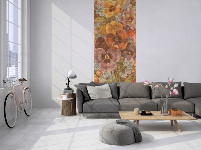 Das Design-Fotopanel Stoff mit Veilchen und Blüten tapeziert in einem Loft. Bestelle die Bildtapete für Deine Wand online.