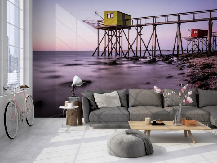 Die Fototapete Hütten der Fischerei am Meer auf einer großen Wand im Loft tapeziert. Die Fototapete Hütten der Fischerei am Meer wird individuell auf Deine Wand angepasst.