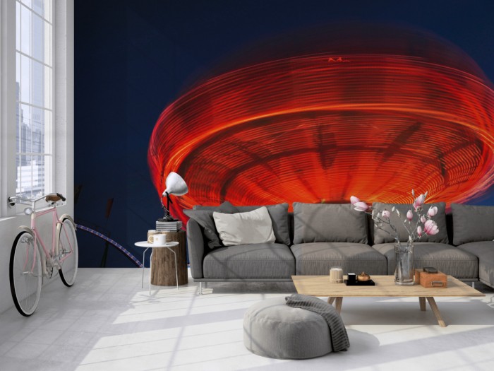 Die Fototapete Karussell in Bewegung, Oktoberfest in München auf einer großen Wand im Loft tapeziert. Die Fototapete Karussell in Bewegung, Oktoberfest in München wird individuell auf Deine Wand angepasst.