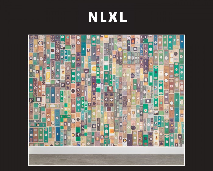 Die NLXL Tapete MRV-10 Microscopic Slides von Mr & Mrs Vintage tapeziert an einer Wand.