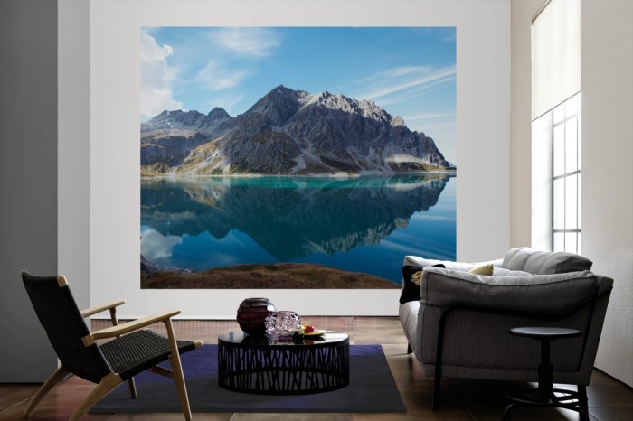 Die Fototapete Einsamer Bergsee in den Alpen als große Bildtapete im Wohnzimmer. Als Bildtapete ist die Fototapete Einsamer Bergsee in den Alpen ein besonderes Highlight auf Vliestapete.