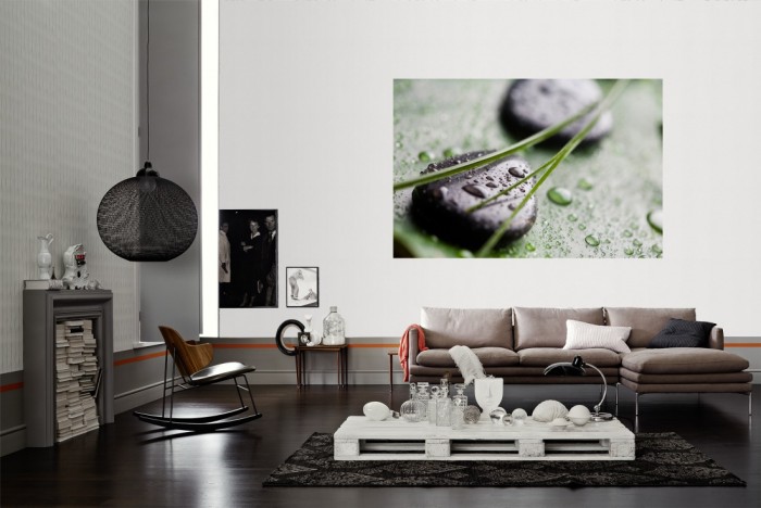Die Fototapete Wellness, Wellness-Steine auf Blatt als Wandbild im Wohnzimmer. Die Vlies-Fototapete Wellness, Wellness-Steine auf Blatt verschönert als Wandbild Deine Wand.