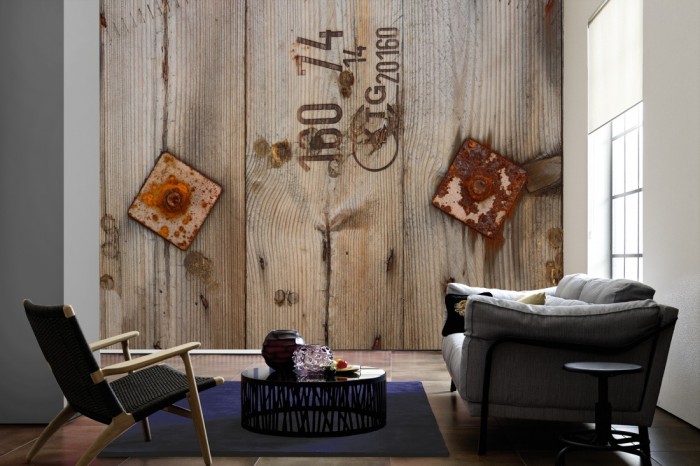 Im Wohnzimmer die Fototapete Holz Wand, vergrautes Holz Detail auf einer großen Wand tapeziert. Die Fototapete Holz Wand, vergrautes Holz Detail ist als Vlies-Fototapete im Wohnzimmer leicht zu tapezieren.