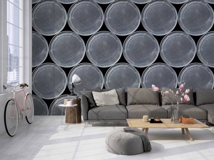 Die Fototapete Metalldeckel von Dosen auf einer großen Wand im Loft tapeziert. Die Fototapete Metalldeckel von Dosen wird individuell auf Deine Wand angepasst.