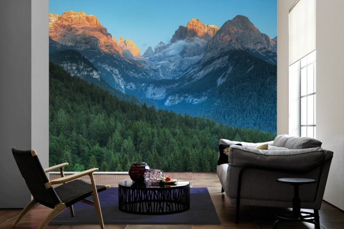 Im Wohnzimmer die Fototapete Dolomiten Landschaft in den Alpen, Südtirol auf einer großen Wand tapeziert. Die Fototapete Dolomiten Landschaft in den Alpen, Südtirol ist als Vlies-Fototapete im Wohnzimmer leicht zu tapezieren.