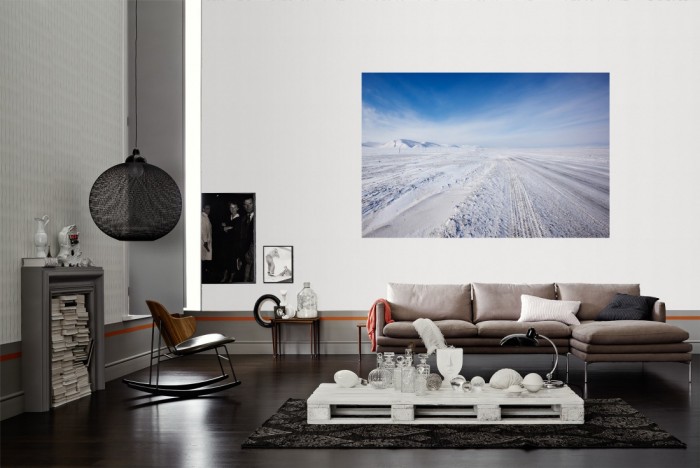 Die Fototapete Eisstraße mit Schnee bedeckt als Wandbild im Wohnzimmer. Die Vlies-Fototapete Eisstraße mit Schnee bedeckt verschönert als Wandbild Deine Wand.