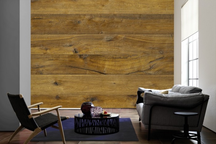 Im Wohnzimmer die Fototapete Holz Wand, Eiche rustikal auf einer großen Wand tapeziert. Die Fototapete Holz Wand, Eiche rustikal ist als Vlies-Fototapete im Wohnzimmer leicht zu tapezieren.