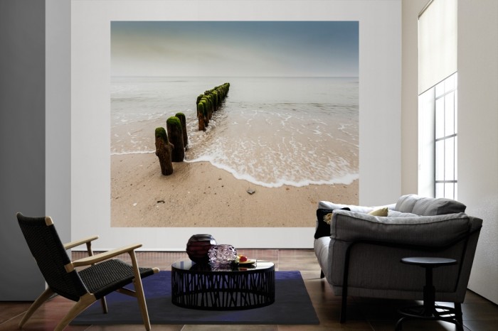 Die Fototapete Strand der Nordsee, Wellenbrecher als große Bildtapete im Wohnzimmer. Als Bildtapete ist die Fototapete Strand der Nordsee, Wellenbrecher ein besonderes Highlight auf Vliestapete.