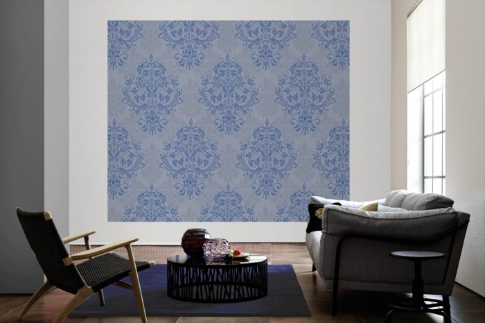 Die Designtapete Barock Ornament, Klassik Blau als große Bildtapete im Wohnzimmer. Als Bildtapete ist die Designtapete Barock Ornament, Klassik Blau ein besonderes Highlight auf Vliestapete.