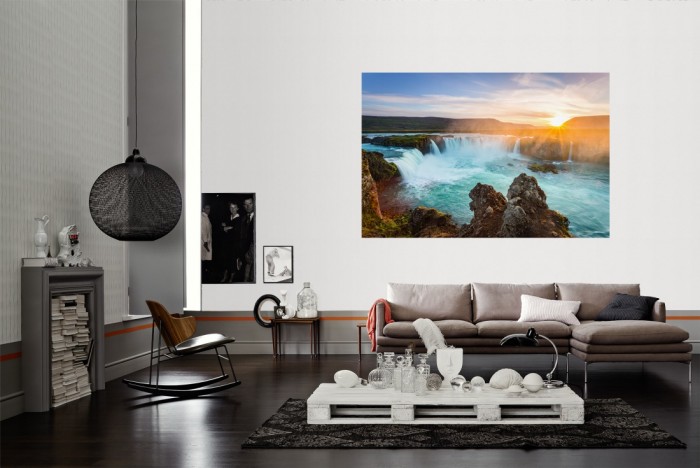 Die Fototapete Wasserfall in Island, Kirkjufellsfoss als Wandbild im Wohnzimmer. Die Vlies-Fototapete Wasserfall in Island, Kirkjufellsfoss verschönert als Wandbild Deine Wand.