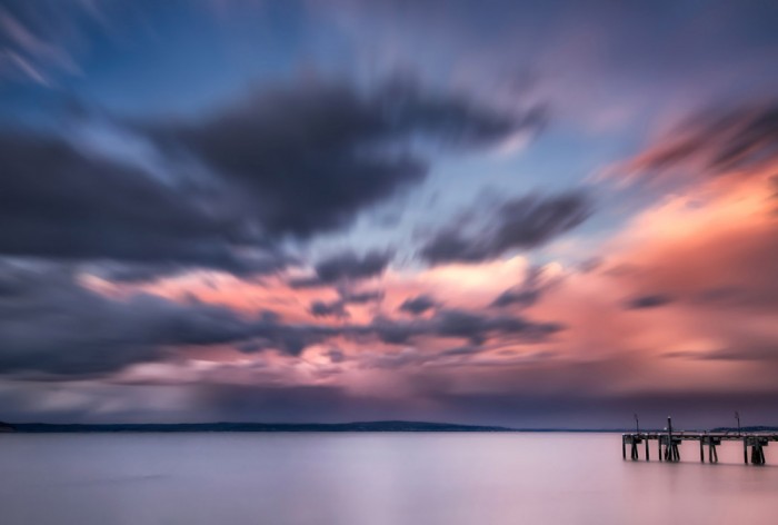 Die Fototapete See in Washington mit Steg im Abendrot, eine Vlies-Fototapete bei Livingwalls Cologne online kaufen. Die Fototapete See in Washington mit Steg im Abendrot ist eine Fototapete auf Maß.